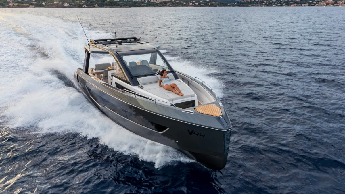 Schaefer V44 at speed, bow view