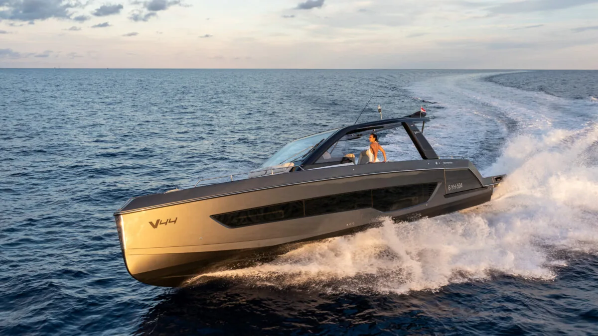 Schaefer V44 at speed on open water