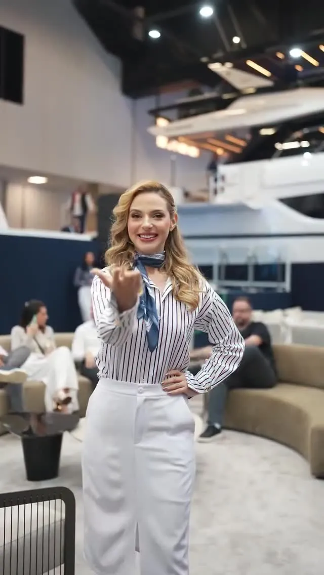 Presenter aboard a Schaefer at the São Paulo Boat Show